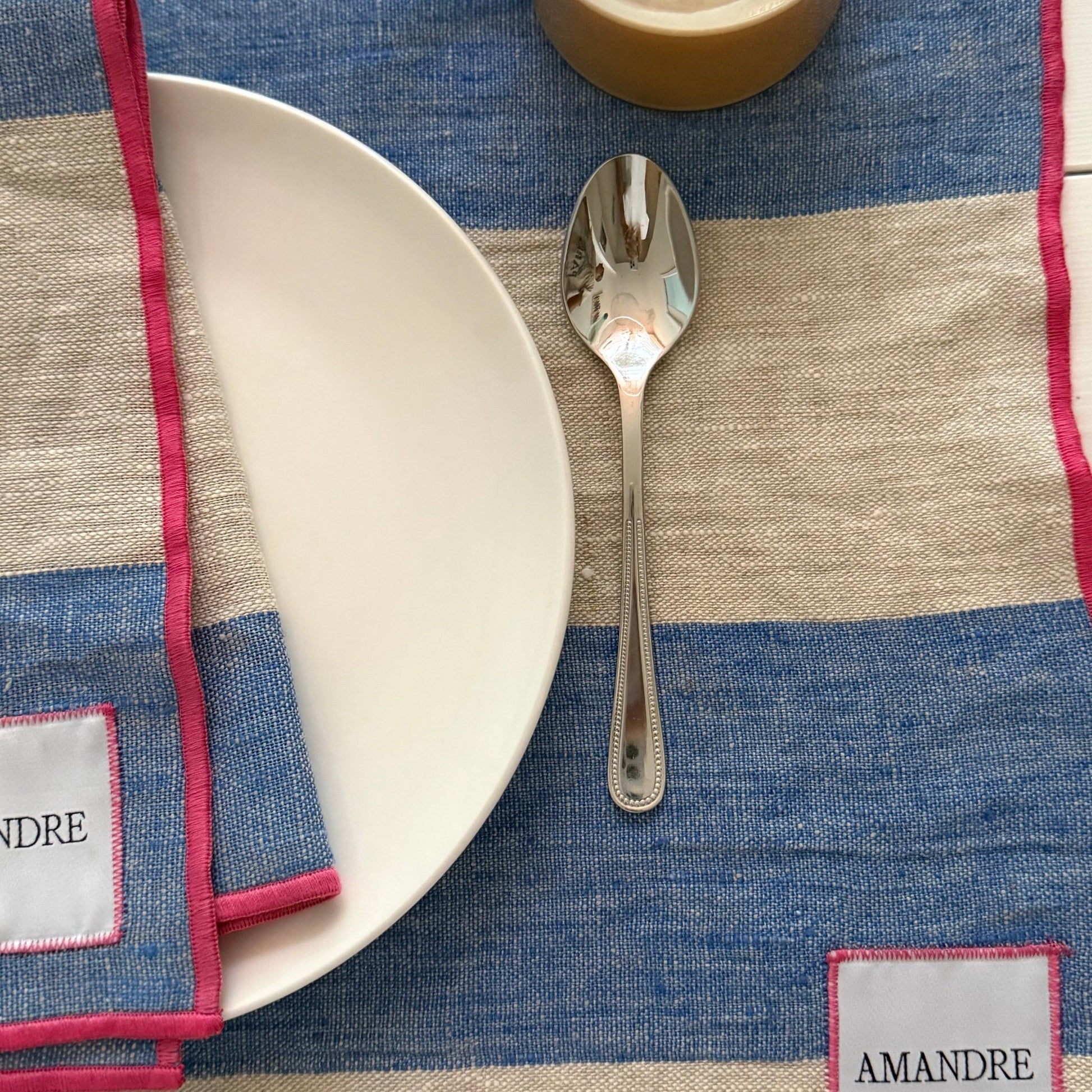 Individual Itsasbide - Rayas Azul & Lino · Overlock Fucsia - Amandre
