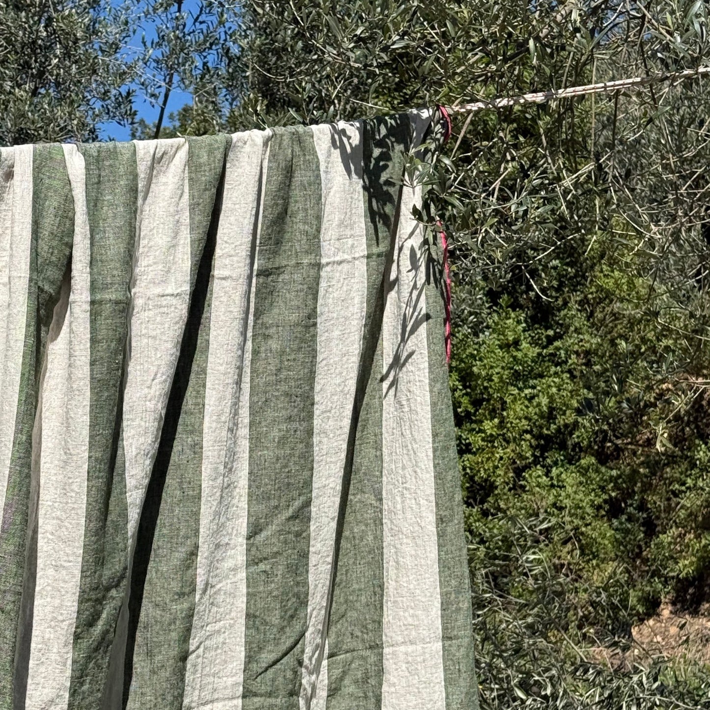 Mantel Etxekoa - Rayas Verdes & Lino / Overlock Fucsia - Amandre