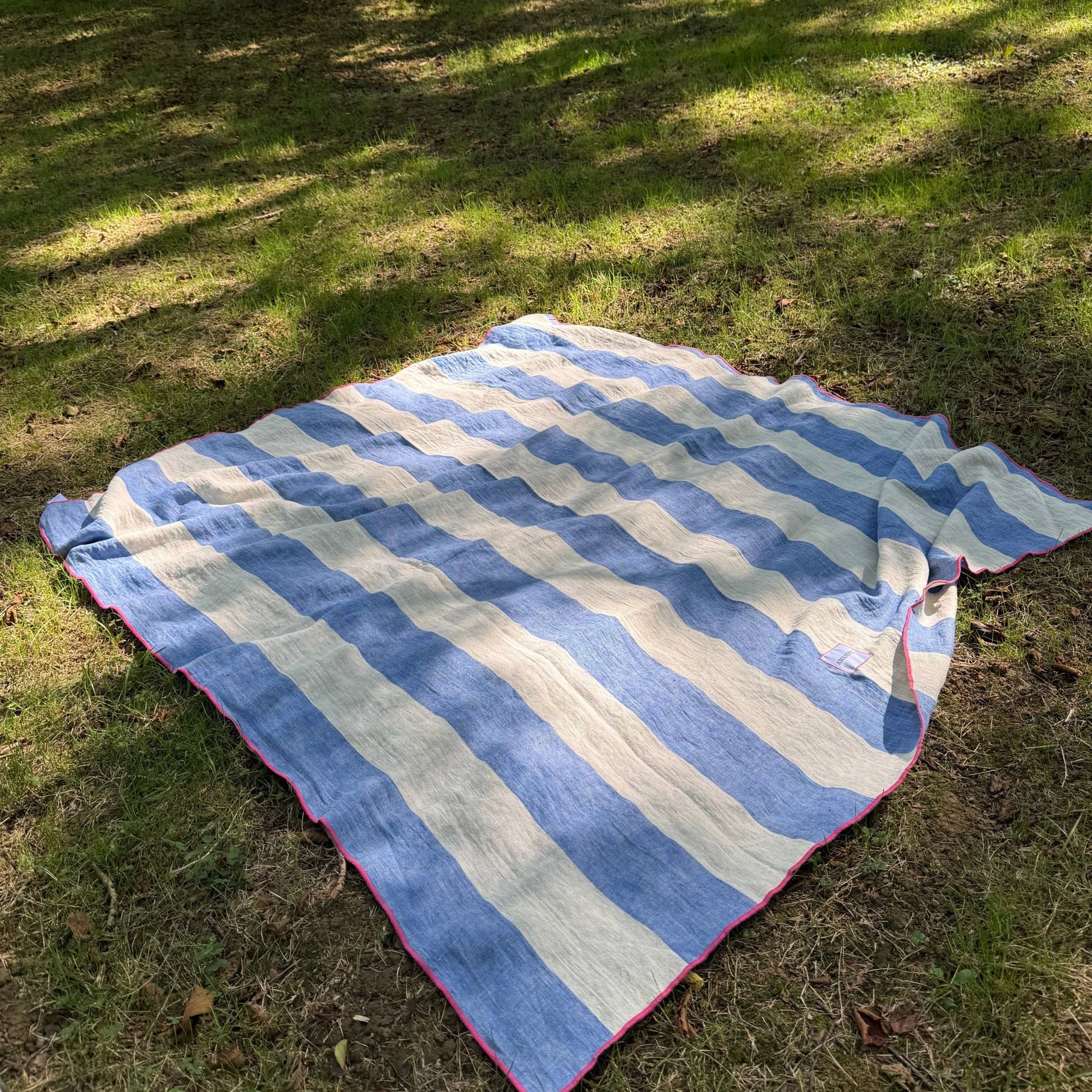 Mantel Itsasbide - Rayas Azul & Lino Natural · Overlock Fucsia - Amandre