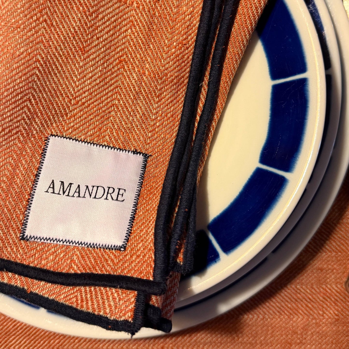 Mantel Sustraiak - Brick Espiga & Overlock Azul Marino - Amandre