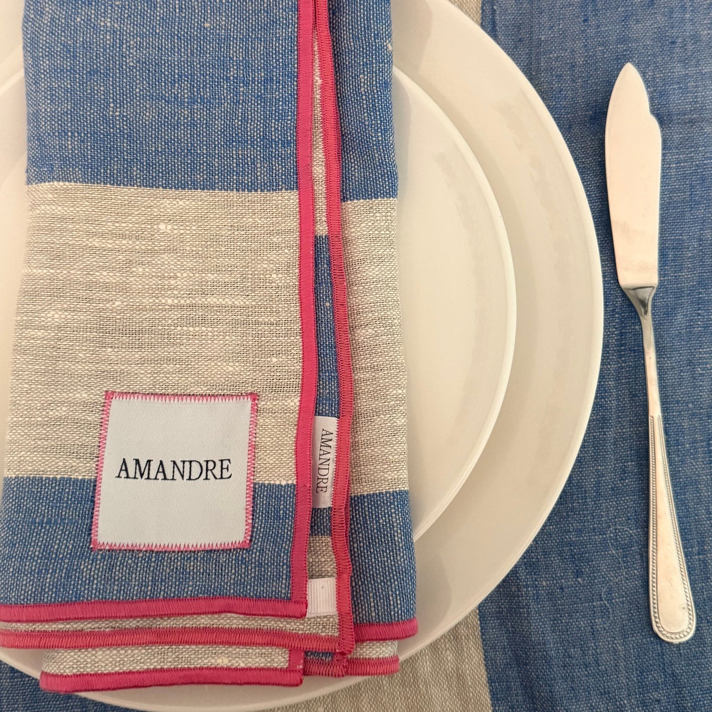 Servilletas Itsasbide - Rayas Azul & Lino · Overlock Fucsia - Amandre