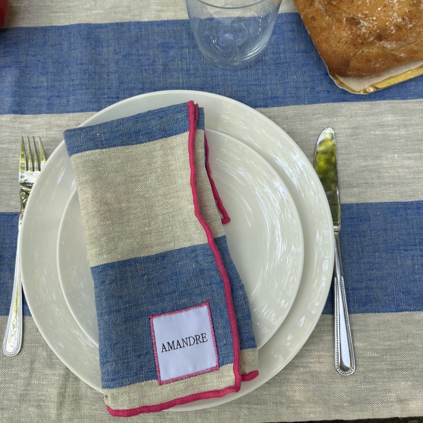 Servilletas Itsasbide - Rayas Azul & Lino · Overlock Fucsia - Amandre